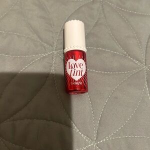 benefit lip and cheek stain in shade love tint brand new never used!!